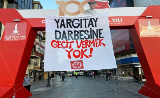 TİP İzmir'den dev pankart: Yargıtay darbesine geçit vermek yok!