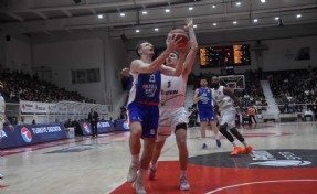 Aliağa Petkimspor evinde A. Efes'e mağlup oldu