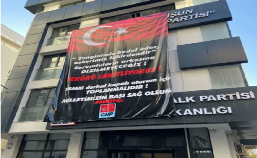 CHP İzmir il binasına 'Terörü Lanetliyoruz' pankartı asıldı