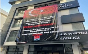 CHP İzmir il binasına 'Terörü Lanetliyoruz' pankartı asıldı