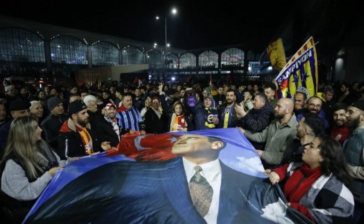 Fenerbahçe ve Galatasaray İstanbul'a döndü