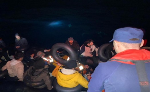 İzmir açıklarında 199 düzensiz göçmen karaya çıkartıldı