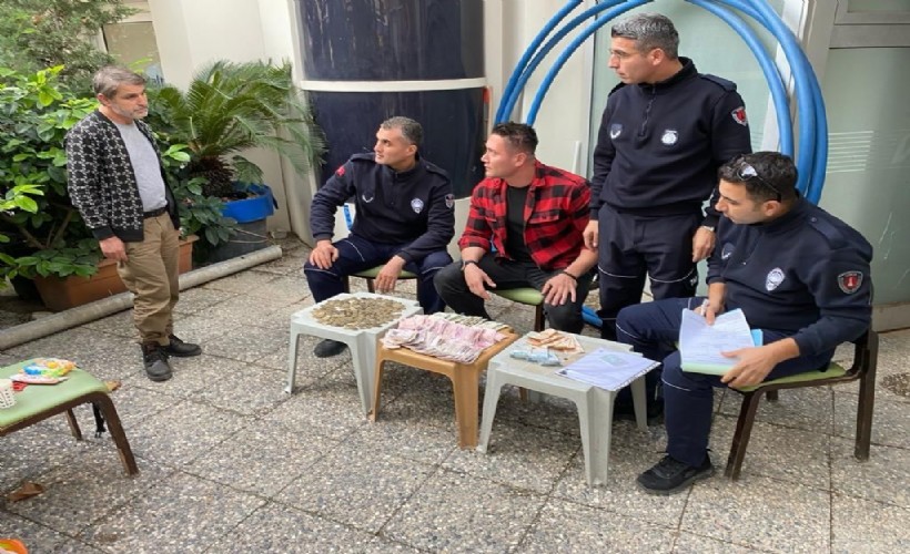 İzmir'de dilenci 3 saatte bin 700 lira topladı