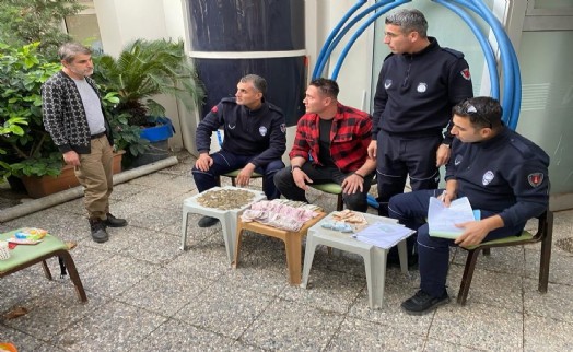 İzmir'de dilenci 3 saatte bin 700 lira topladı