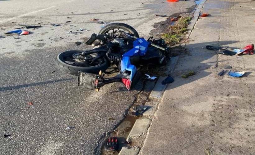 İzmir'de kamyona çarpan motosiklet sürücüsü hayatını kaybetti