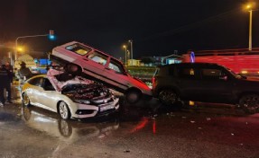 İzmir'deki trafik kazasında araçlar üst üste çıktı