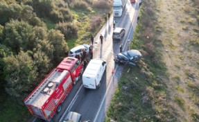 İzmir iki araç kafa kafaya çarpıştı: 2 kişi yaralandı