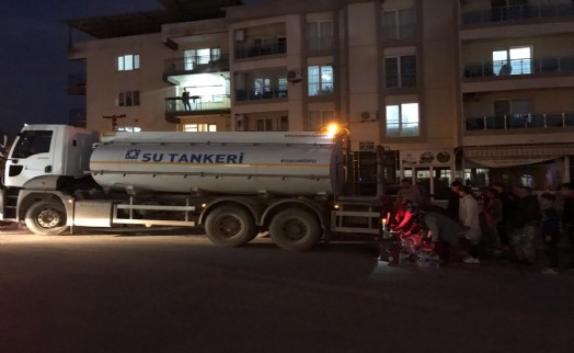 İzmir’in o ilçesinde 3 gündür su çilesi: Tankerler önünde kuyruk