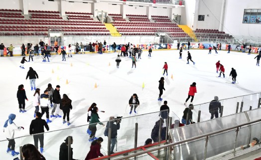 İzmirli kadınlar 2 Ocak’ta buz pistinde