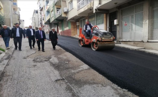 Karabağlar'da asfaltlamalar aynı hızla devam