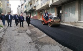 Karabağlar'da asfaltlamalar aynı hızla devam