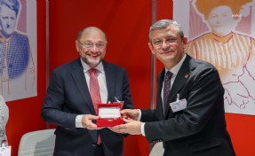 Özgür Özel, Berlin'de Martin Schulz ile görüştü