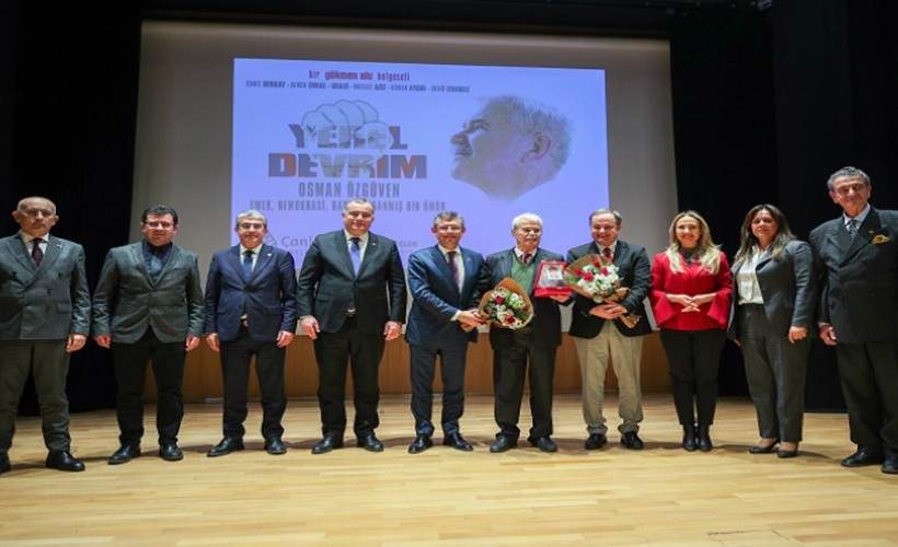 Özgür Özel, Osman Özgüven’e Yaşam Boyu Onur plaketi takdim etti