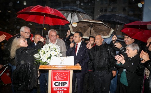 Olgun Atila'ya sevgi seli! Sağanak yağmura rağmen Bornova miting alanına döndü