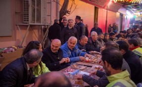 Soyer, Kemeraltı’nda işçilerle kahvaltı yaptı