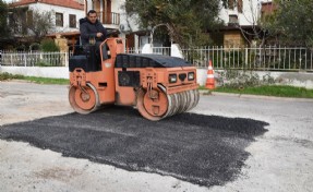 Yenifoça’da asfalt yol onarımları devam ediyor