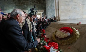 Kılıçdaroğlu, Anıtkabir'i ziyaret etti