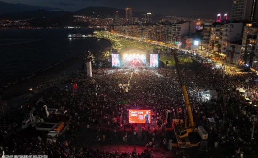 İzmir'de 19 Mayıs coşkusu meydanlara sığmadı