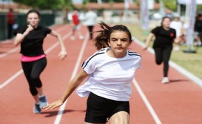 Karşıyakalı genç atletler 19 Mayıs için piste çıktı