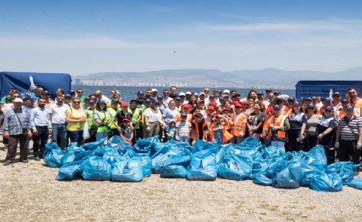 Başkan Soyer daha temiz bir İzmir için çocuklar ve gönüllülerle atık topladı