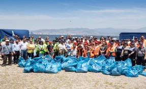 Başkan Soyer daha temiz bir İzmir için çocuklar ve gönüllülerle atık topladı