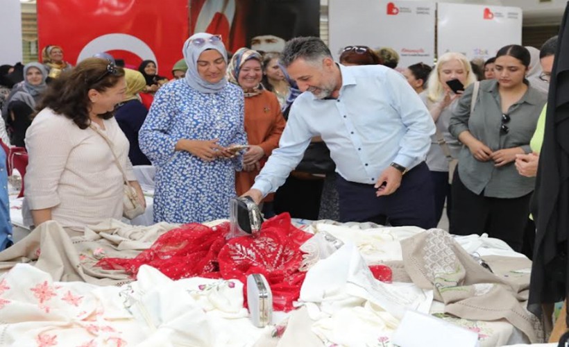 Bayraklılı kadınlardan el emeği sergi: Göz kamaştırdı