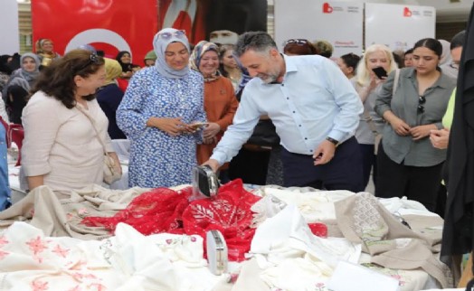 Bayraklılı kadınlardan el emeği sergi: Göz kamaştırdı