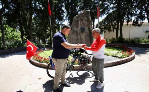 Cumhuriyet'in 100. yılı anısına Sivas’tan Karşıyaka’ya pedalladı