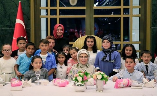 Emine Erdoğan'dan 'Koruyucu Aile Günü' paylaşımı