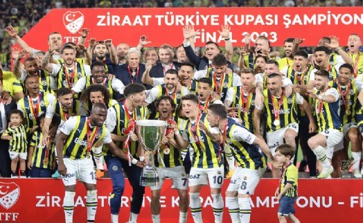 Fenerbahçe kupayı 5 yıldızlı formayla aldı