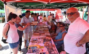 Foça'daki Kitap Şenliğinde 2 bin kitap dağıtıldı