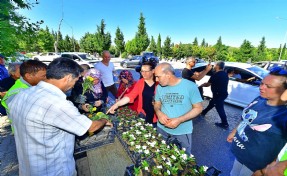 İzmir Büyükşehir Belediyesi’nden mezarlıklarda çiçek sürprizi