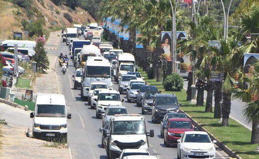 İzmir'de bayram yoğunluğu: 280 bin 713 araç girişi oldu