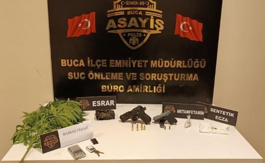 İzmir'de özel ekipten zehir tacirlerinin evlerine şok baskın