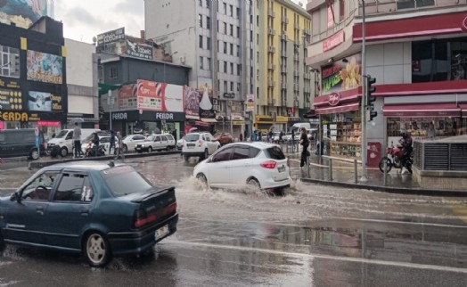 İzmir'de sağanak etkili oldu!