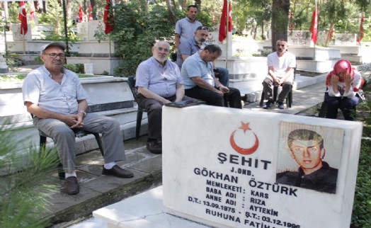 İzmir'de şehitliklerde buruk bayram arifesi