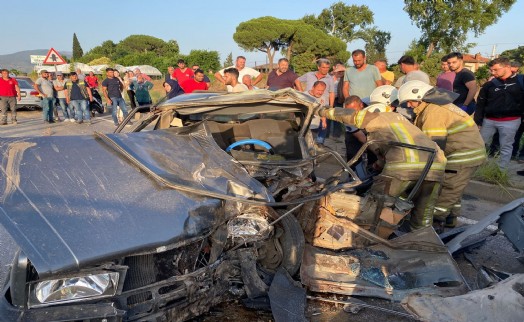 İzmir'de ticari araç ile çarpışan otomobilin sürücüsü hayatını kaybetti