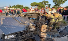 İzmir'de ticari araç ile çarpışan otomobilin sürücüsü hayatını kaybetti