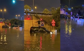 İzmir’i sel vurdu: Araçlar suya gömüldü, yol trafiğe kapatıldı