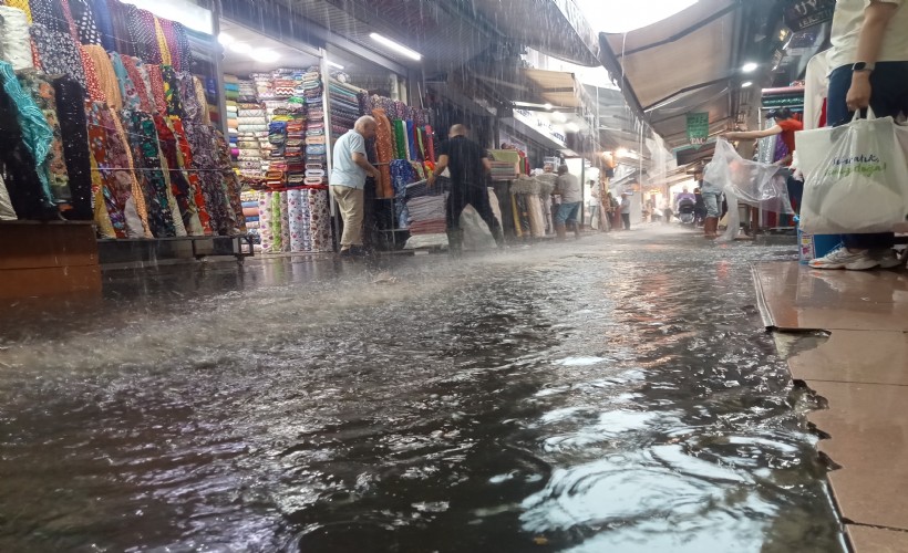 İzmir’i yine sağanak vurdu