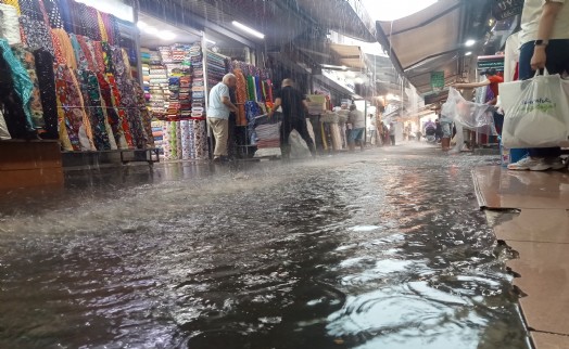 İzmir’i yine sağanak vurdu