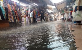 İzmir’i yine sağanak vurdu