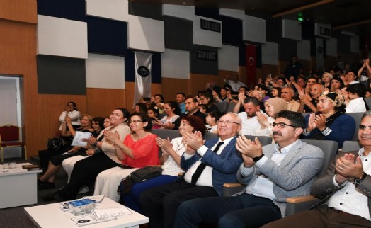 Karabağlar Belediyesi Çocuk Korosu ilk konserini verdi