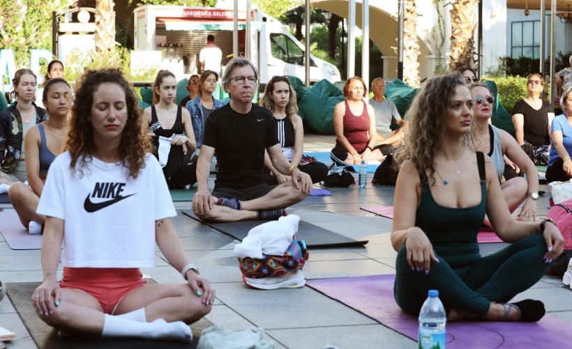 Karşıyaka'da en uzun güne yoga ile başladılar