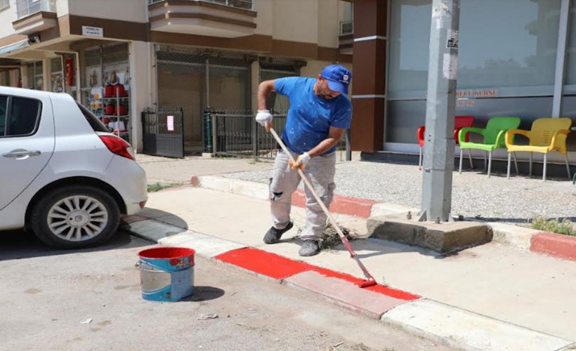 Menderes’te kaldırımlar kırmızı beyaza büründü