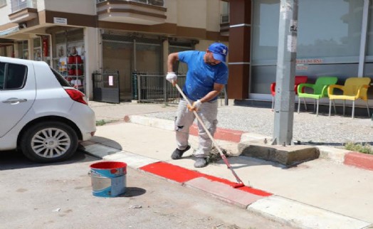 Menderes’te kaldırımlar kırmızı beyaza büründü