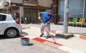 Menderes’te kaldırımlar kırmızı beyaza büründü