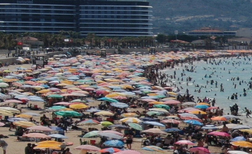 Tatilciler bayramın ikinci gününde de Çeşme’ye akın etti