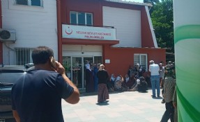 Traktör altında kalarak hayatını kaybetti, yakınları sağlık ekiplerine saldırdı