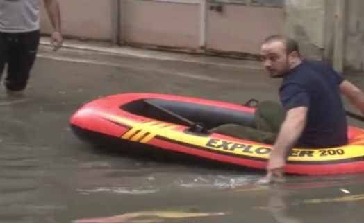 Yer: İzmir... Göle dönen sokaktan botla geçti